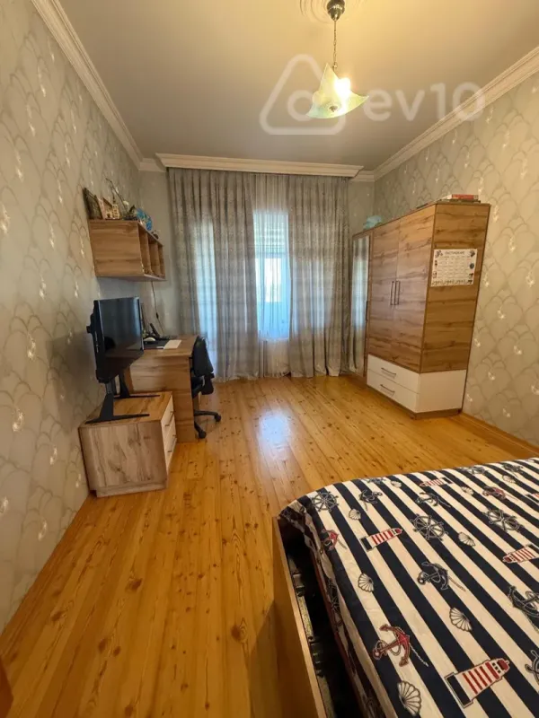 Satılır 4 otaqlı köhnə tikili 100 m²