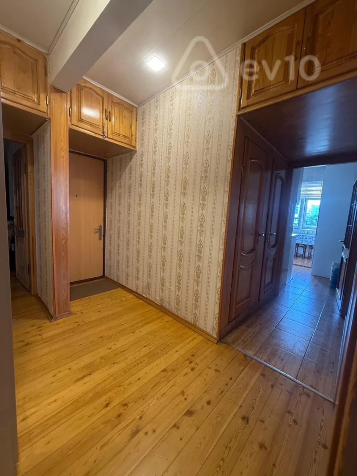 Satılır 4 otaqlı köhnə tikili 100 m²