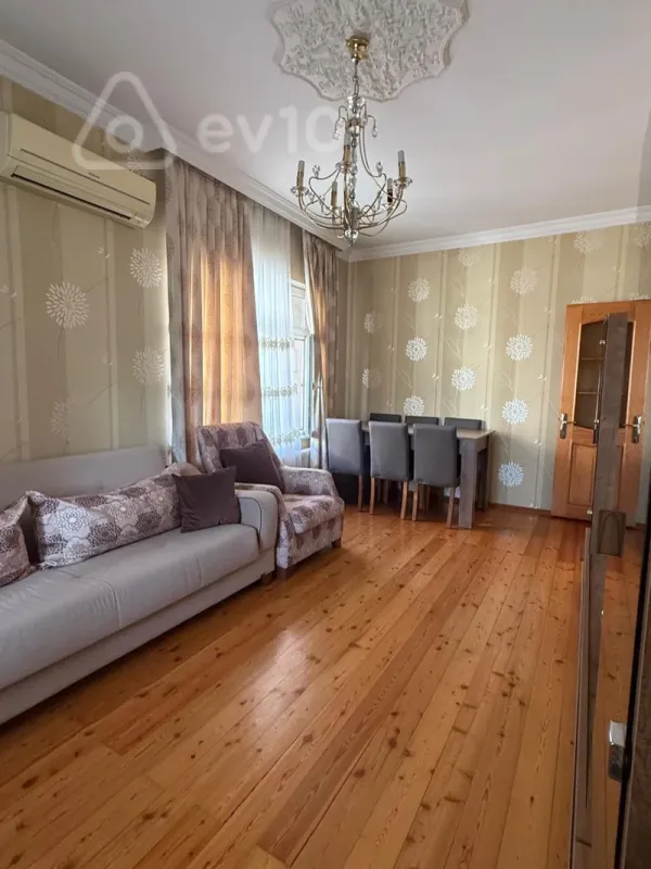 Satılır 4 otaqlı köhnə tikili 100 m²