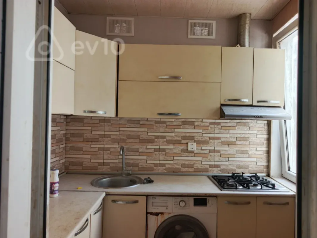 Kirayə verilir 3 otaqlı köhnə tikili 60 m²