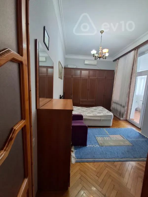 Kirayə verilir 2 otaqlı köhnə tikili 85 m²