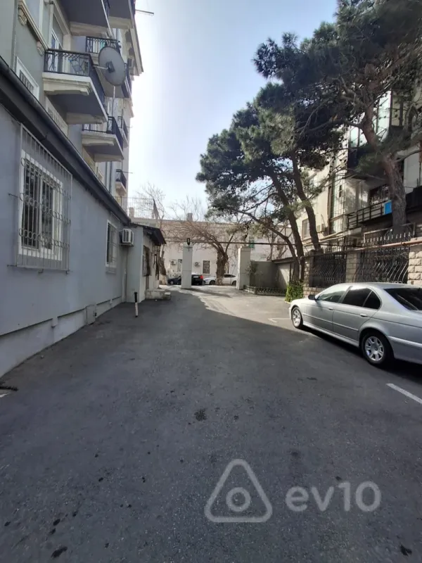 Kirayə verilir 2 otaqlı köhnə tikili 85 m²