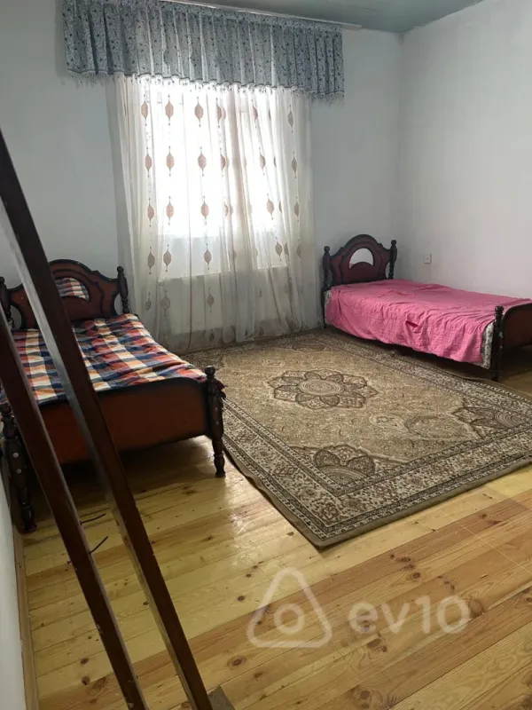 Kirayə verilir 2 otaqlı köhnə tikili 70 m²