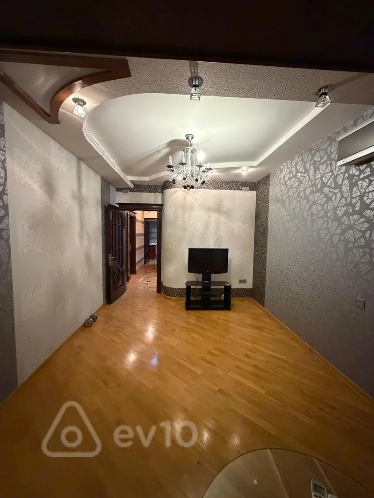 Kirayə verilir 4 otaqlı köhnə tikili 110 m²