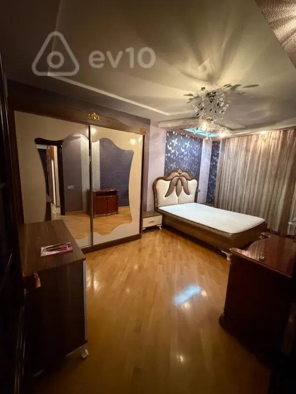 Kirayə verilir 4 otaqlı köhnə tikili 110 m²