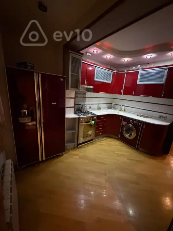 Kirayə verilir 4 otaqlı köhnə tikili 110 m²