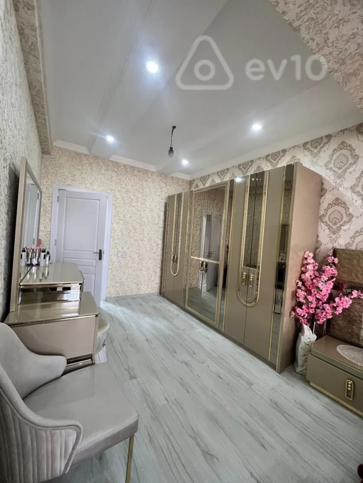 Kirayə verilir 2 otaqlı yeni tikili 70 m²