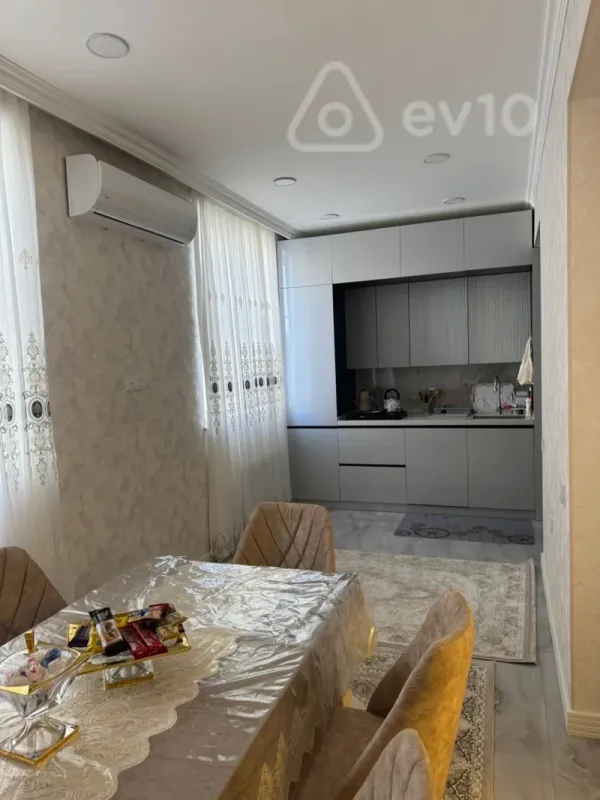 Satılır 3 otaqlı köhnə tikili 115 m²