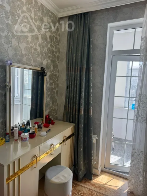 Satılır 3 otaqlı köhnə tikili 115 m²