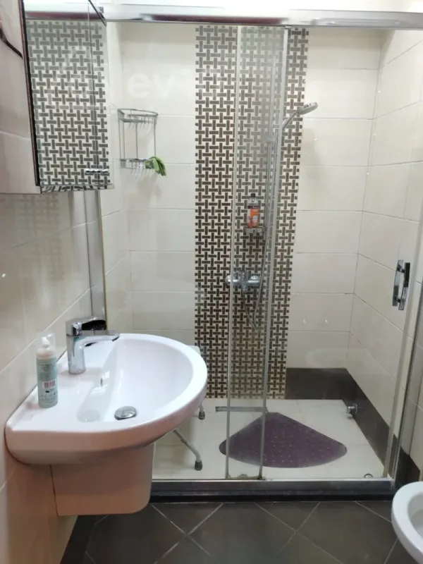 Kirayə verilir 2 otaqlı köhnə tikili 50 m²