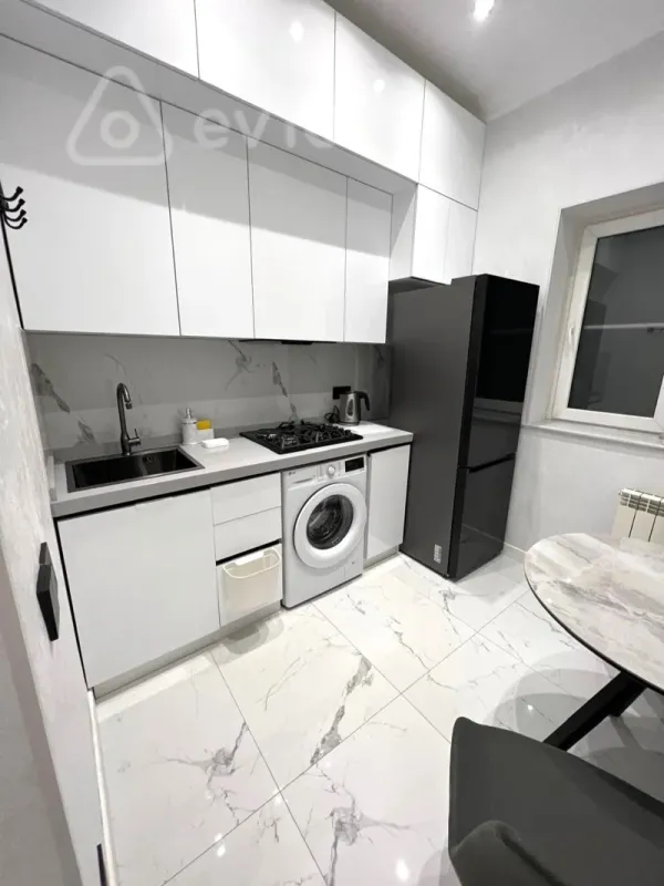 Kirayə verilir 3 otaqlı köhnə tikili 90 m²