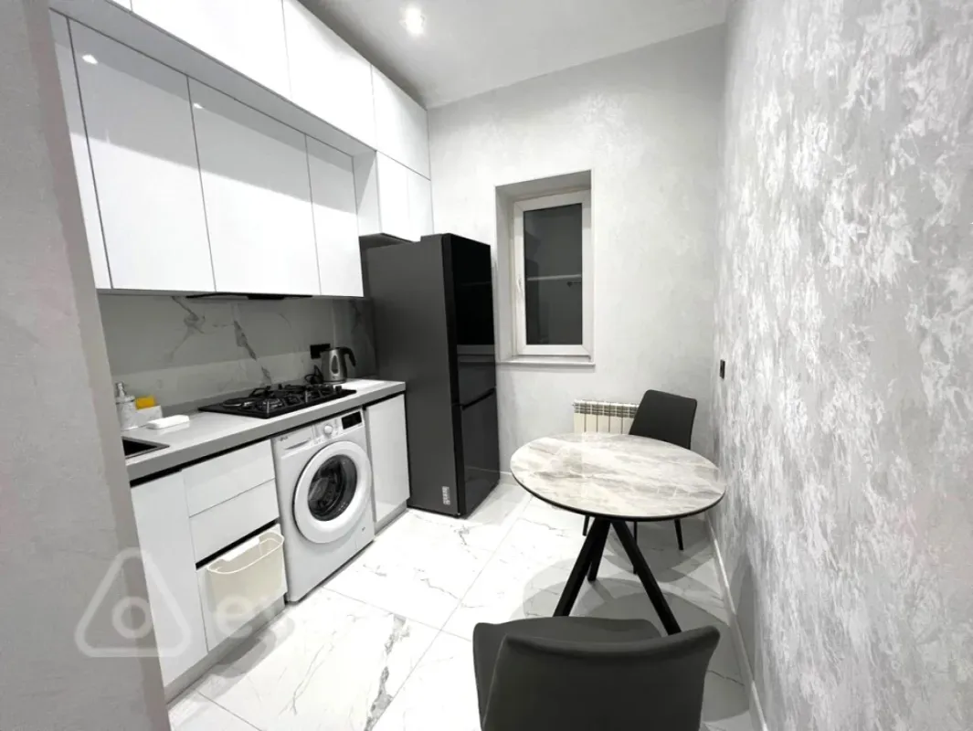 Kirayə verilir 3 otaqlı köhnə tikili 90 m²