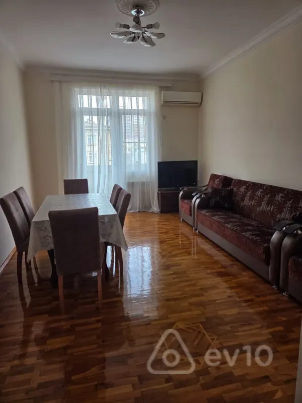 Kirayə verilir 2 otaqlı köhnə tikili 70 m²