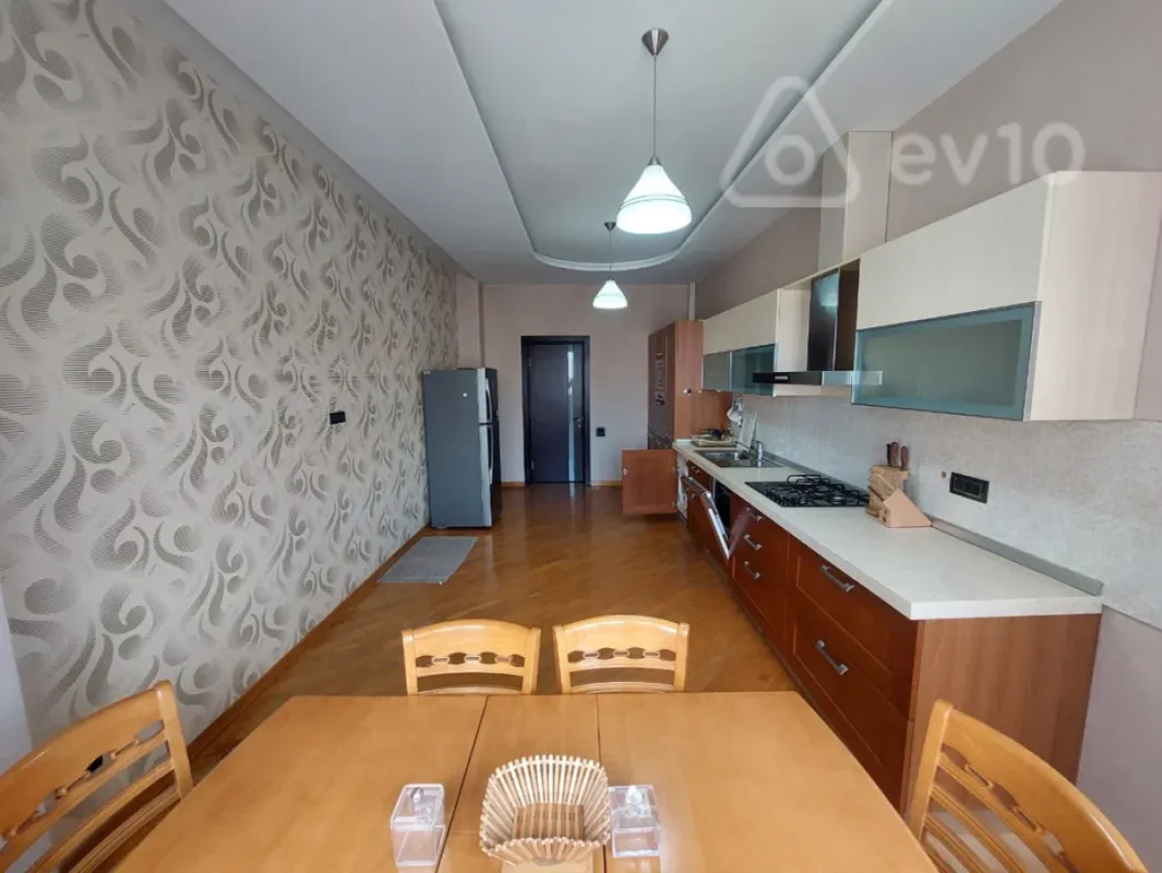 Kirayə verilir 3 otaqlı yeni tikili 120 m²