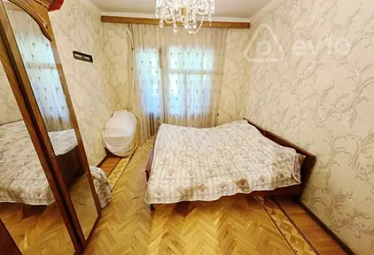 Satılır 4 otaqlı köhnə tikili 110 m²