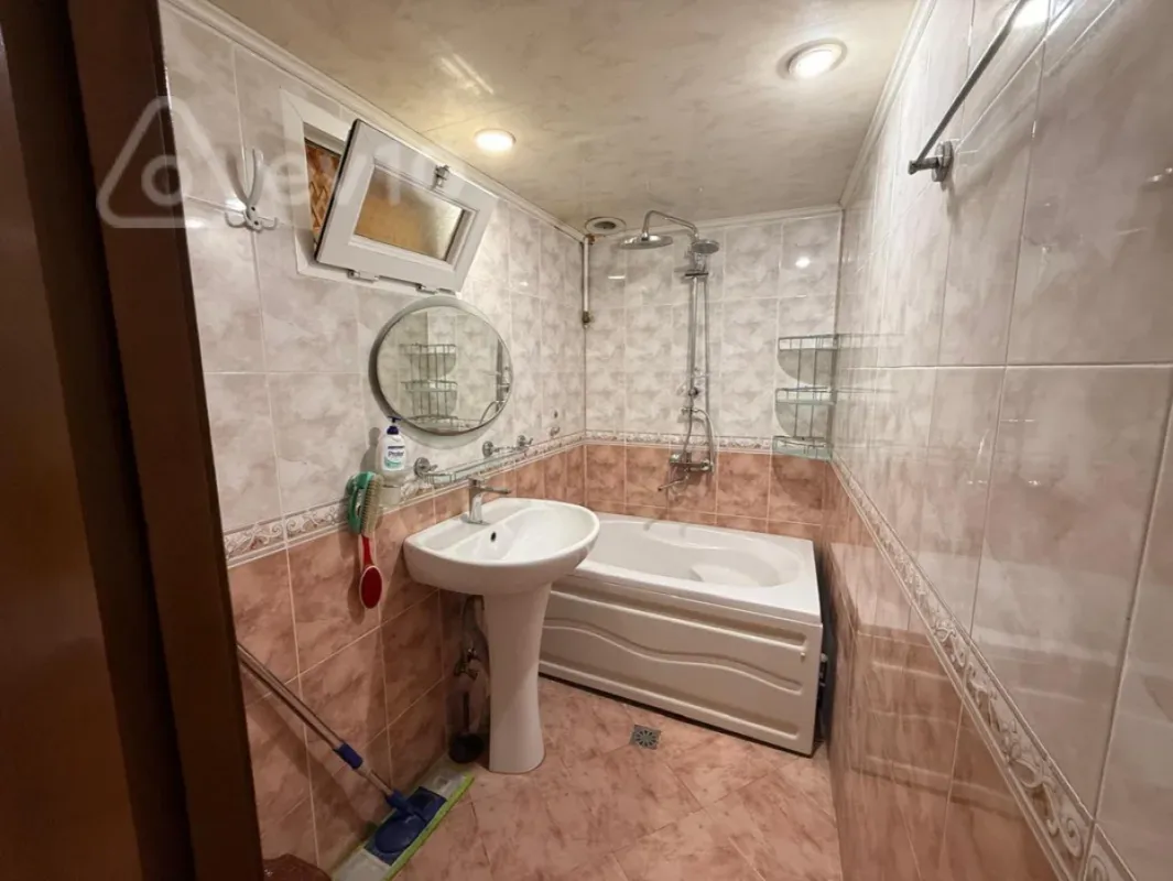 Kirayə verilir 3 otaqlı köhnə tikili 90 m²