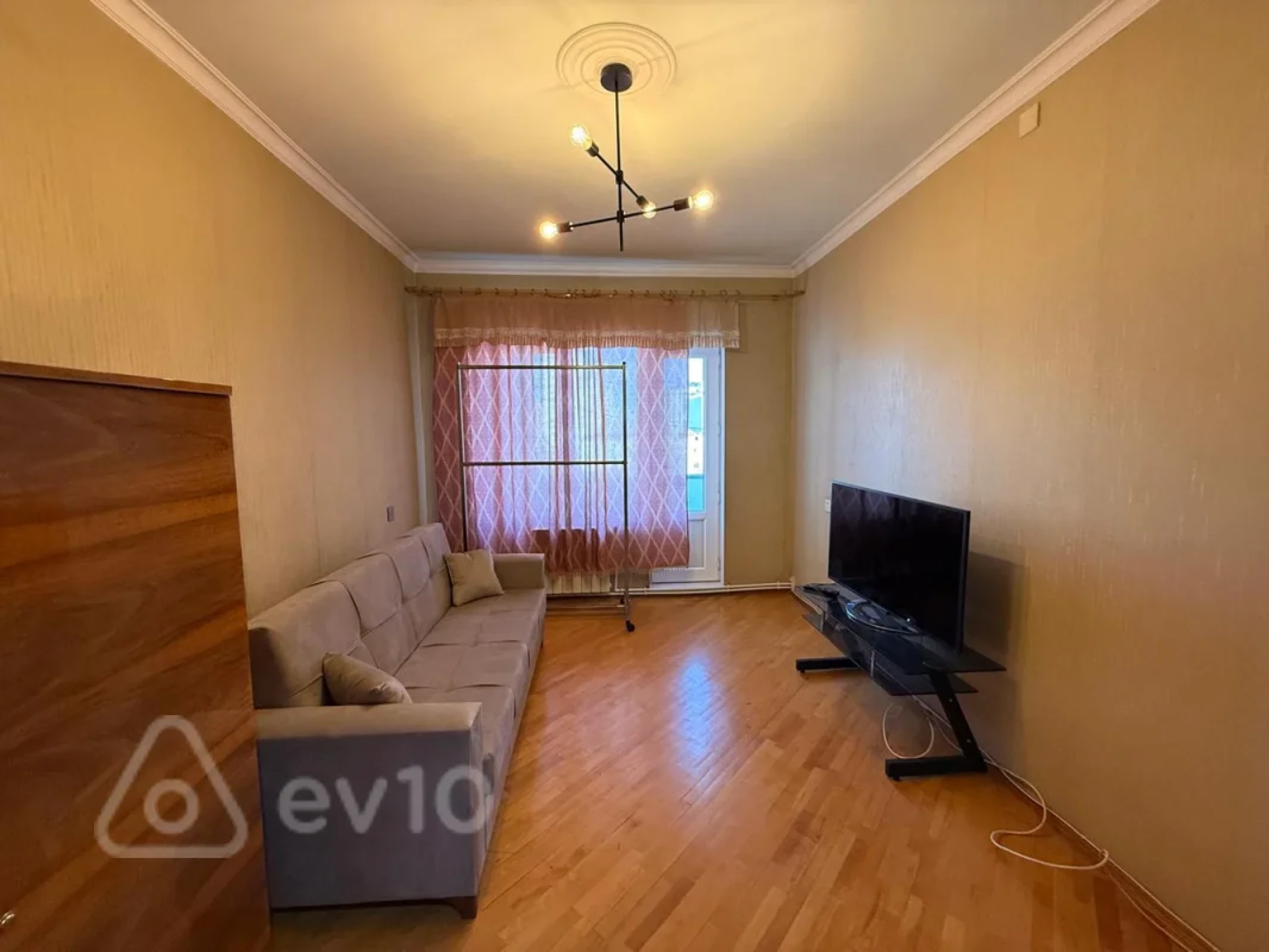 Kirayə verilir 3 otaqlı köhnə tikili 90 m²