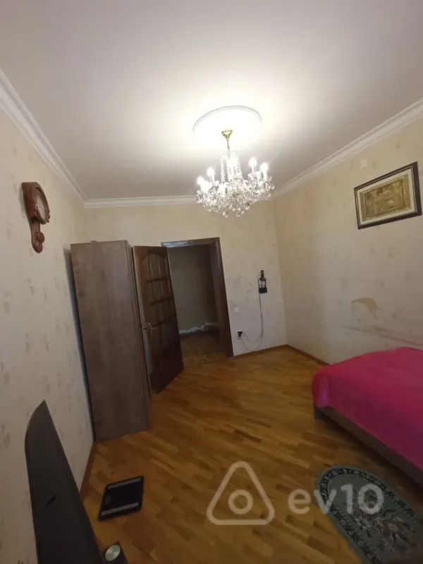 Satılır 5 otaqlı köhnə tikili 120 m²