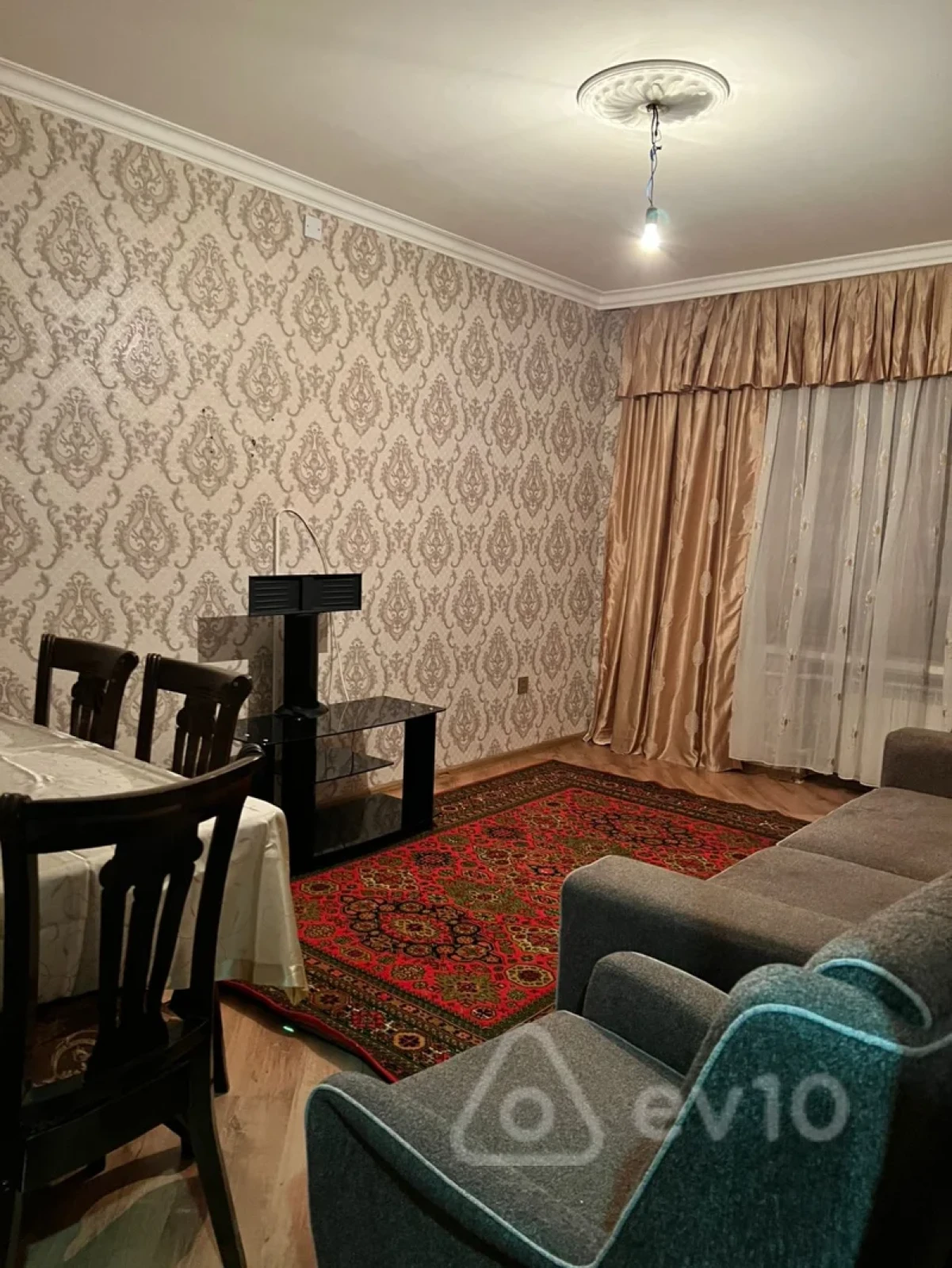 Kirayə verilir 2 otaqlı köhnə tikili 56 m²