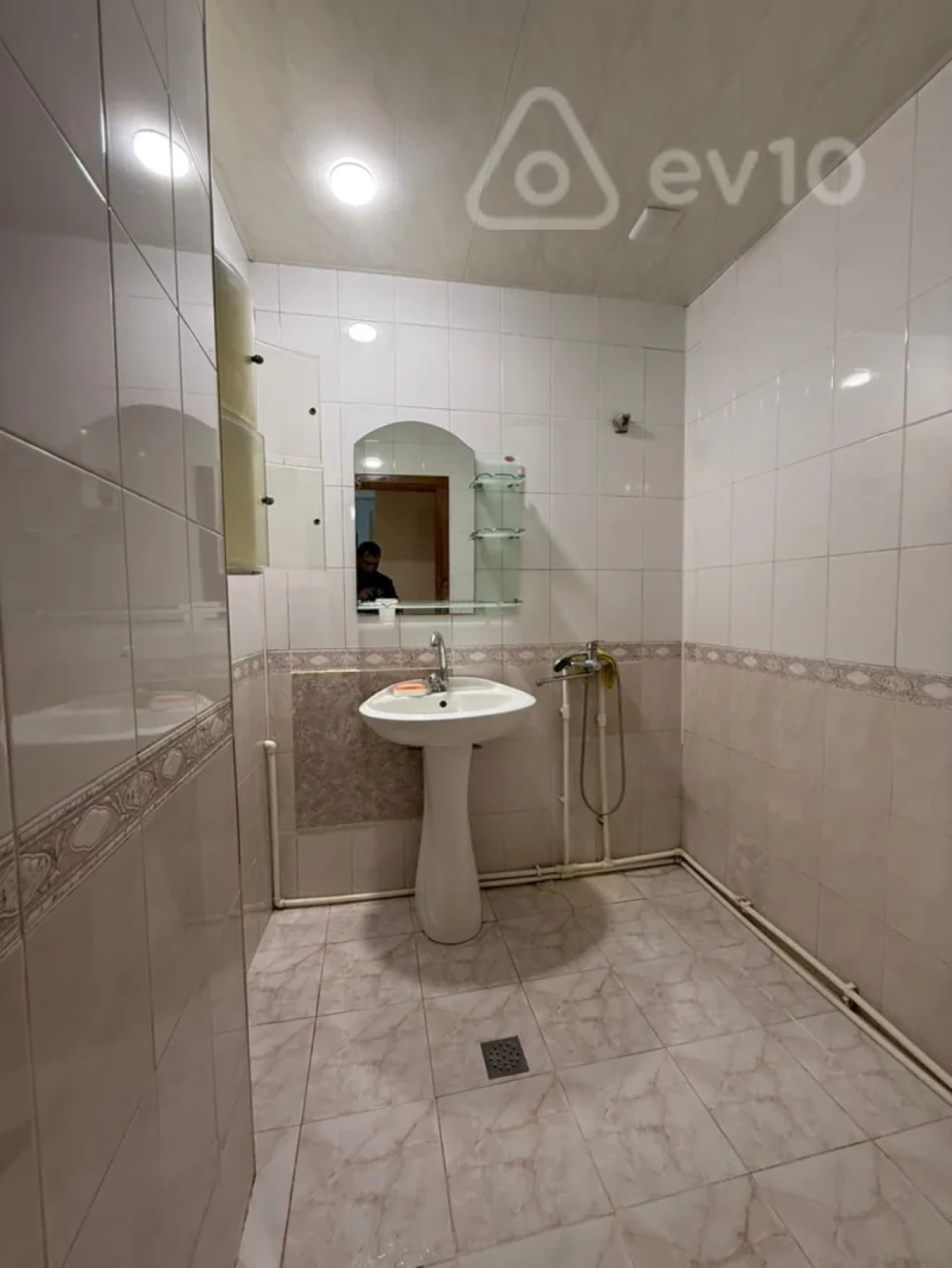 Kirayə verilir 2 otaqlı köhnə tikili 60 m²
