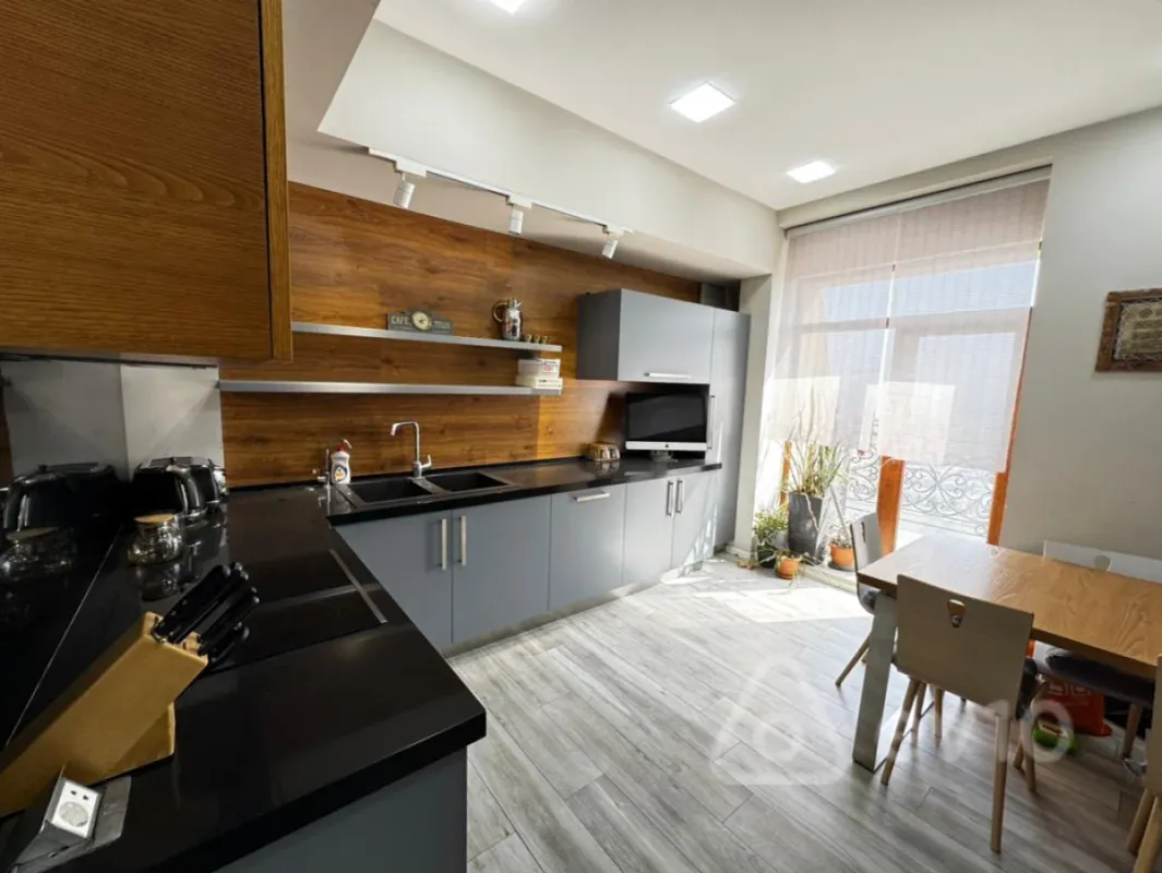 Kirayə verilir 4 otaqlı yeni tikili 180 m²