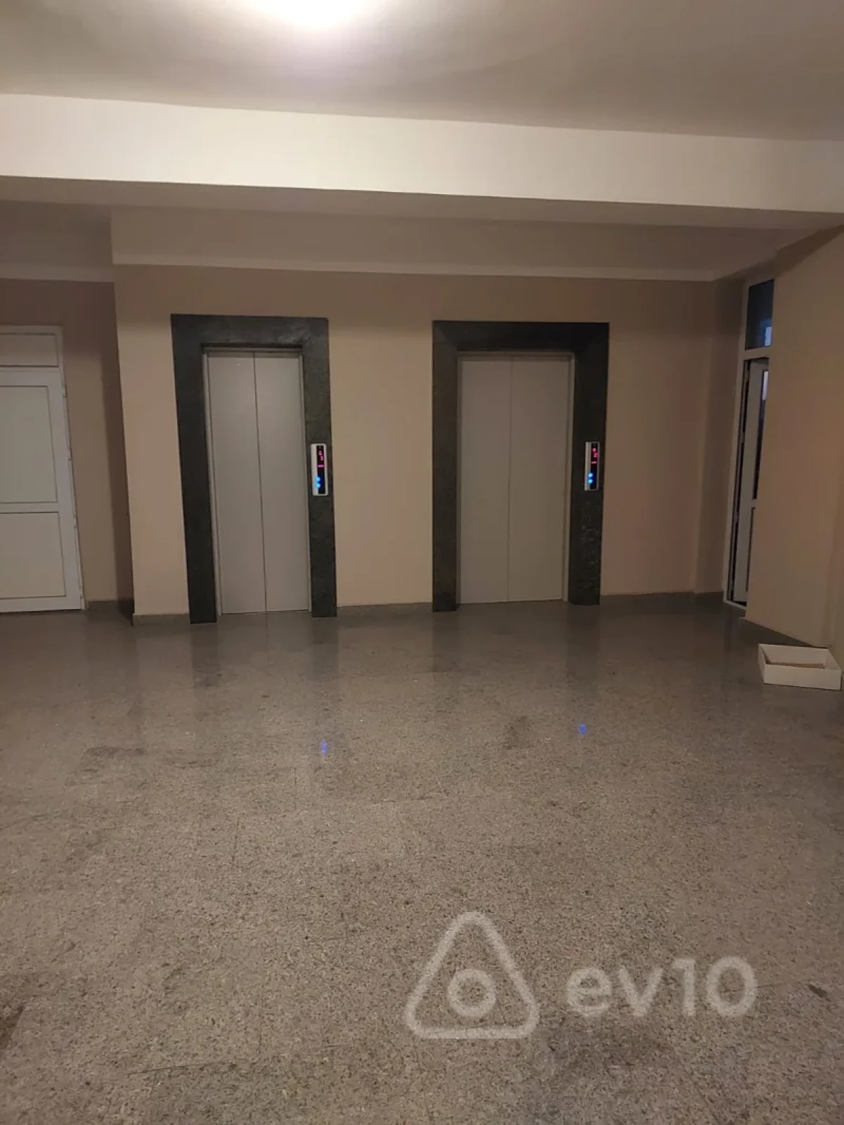 Kirayə verilir 2 otaqlı yeni tikili 113 m²