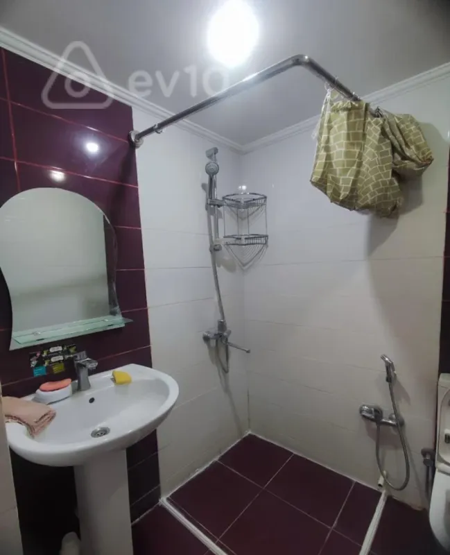 Kirayə verilir 2 otaqlı köhnə tikili 50 m²