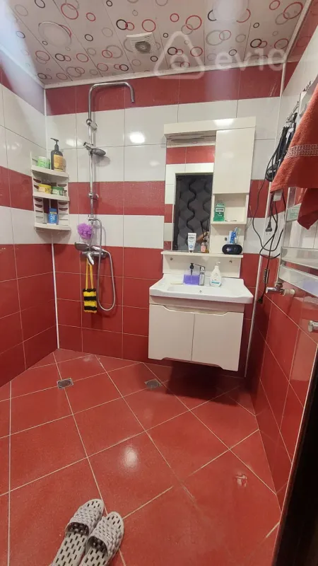 Kirayə verilir 3 otaqlı köhnə tikili 110 m²