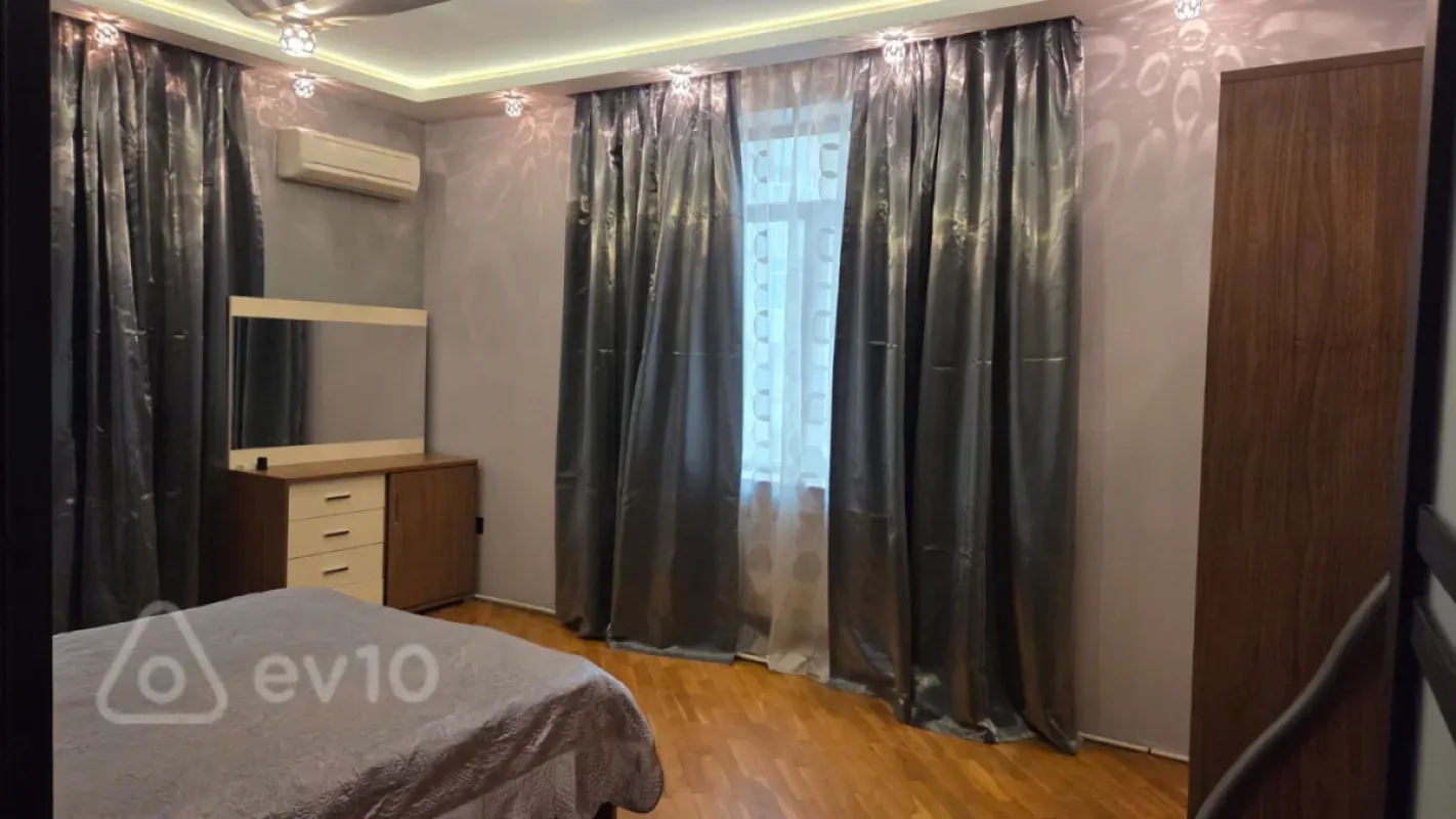 Kirayə verilir 3 otaqlı yeni tikili 135 m²
