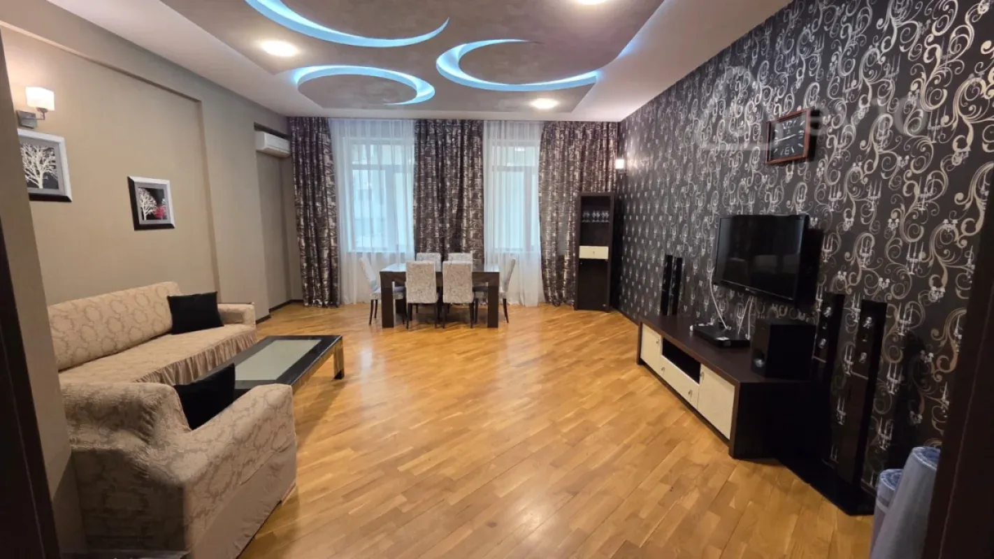 Kirayə verilir 3 otaqlı yeni tikili 135 m²