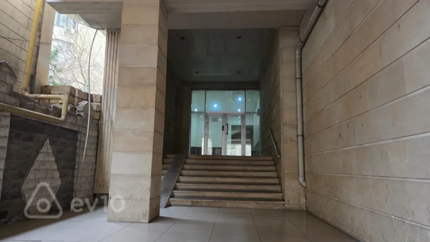 Kirayə verilir 3 otaqlı yeni tikili 135 m²