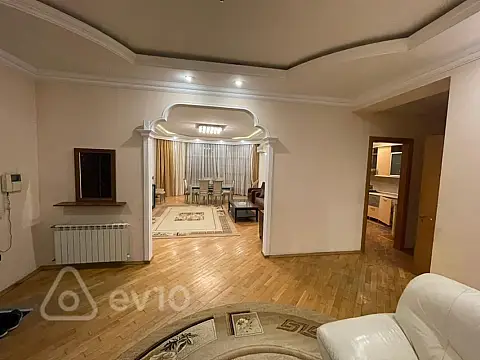 Kirayə verilir 3 otaqlı yeni tikili 200 m²
