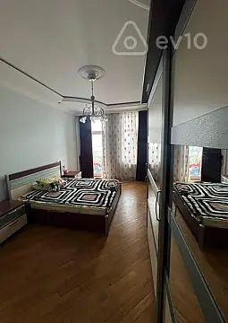 Kirayə verilir 3 otaqlı yeni tikili 200 m²