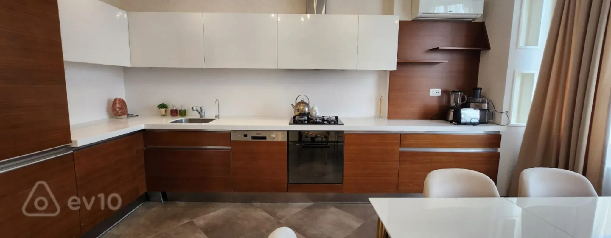 Kirayə verilir 3 otaqlı yeni tikili 160 m²