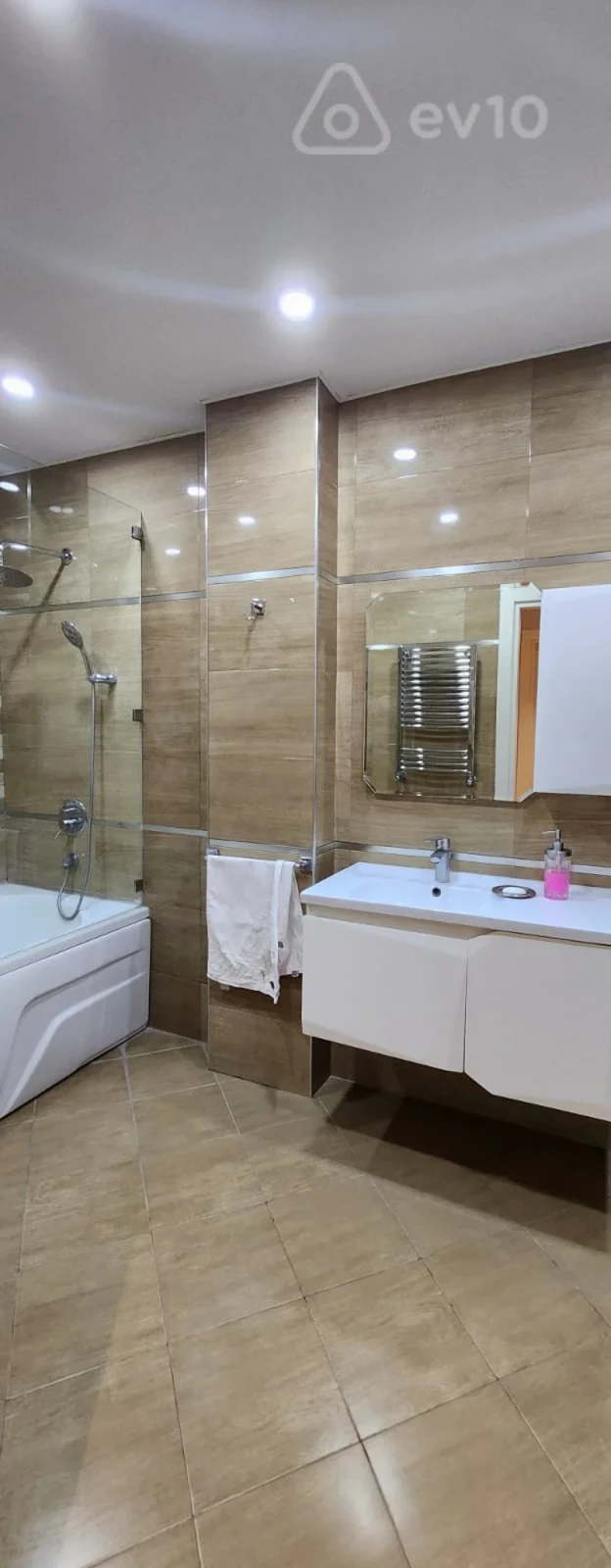 Kirayə verilir 3 otaqlı yeni tikili 160 m²