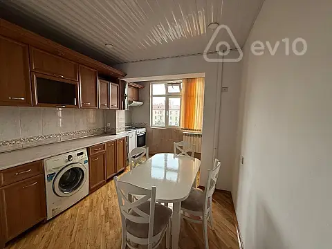 Kirayə verilir 2 otaqlı köhnə tikili 55 m²