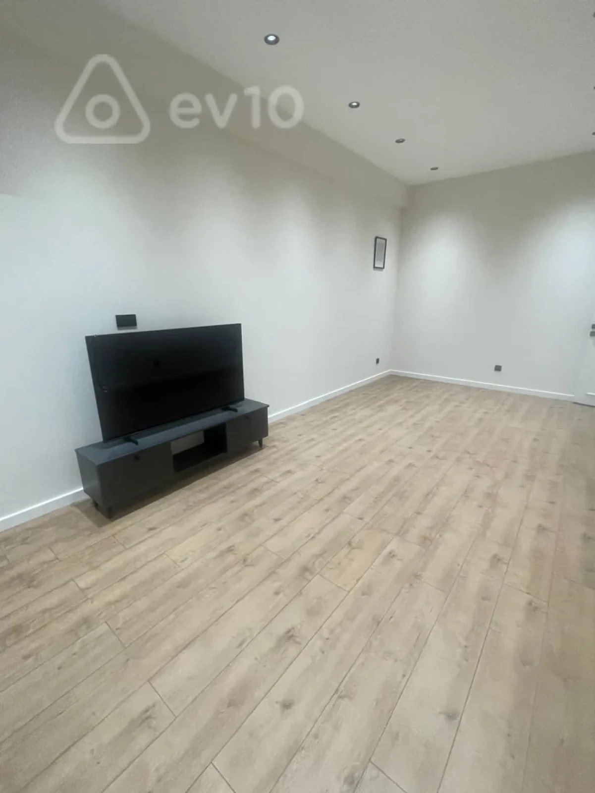 Kirayə verilir 2 otaqlı yeni tikili 117 m²