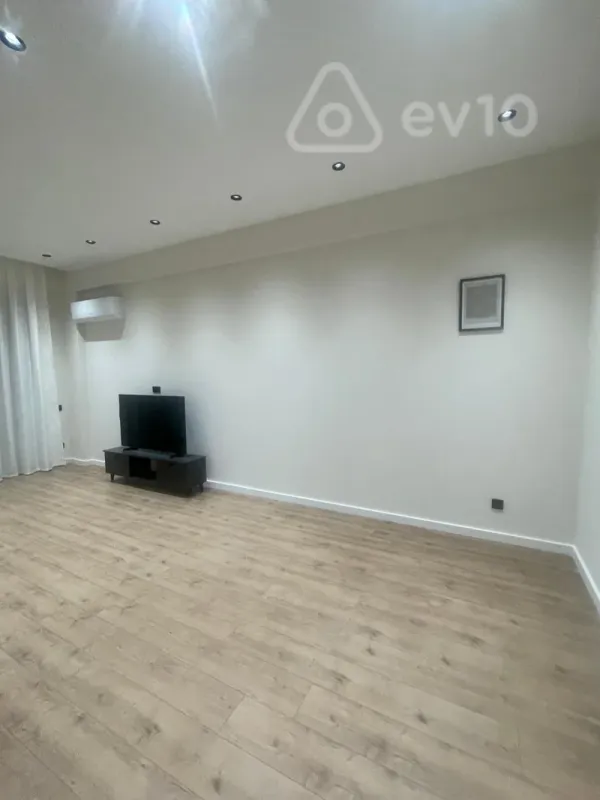 Kirayə verilir 2 otaqlı yeni tikili 117 m²