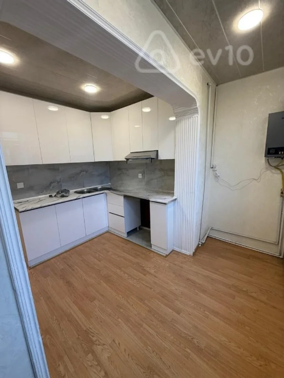 Kirayə verilir 2 otaqlı köhnə tikili 50 m²