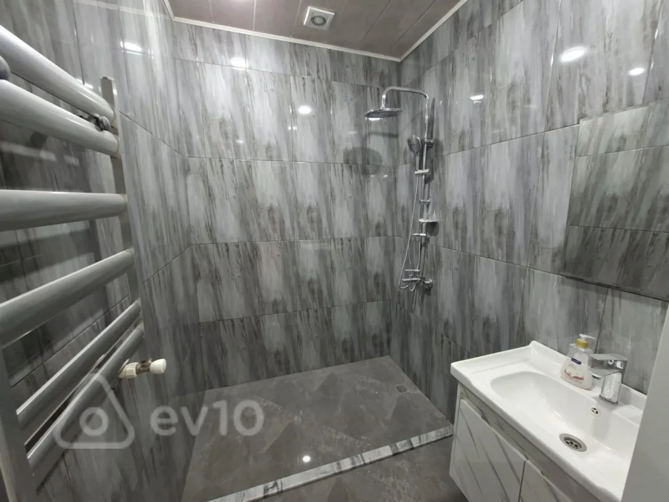 Kirayə verilir 2 otaqlı yeni tikili 83 m²