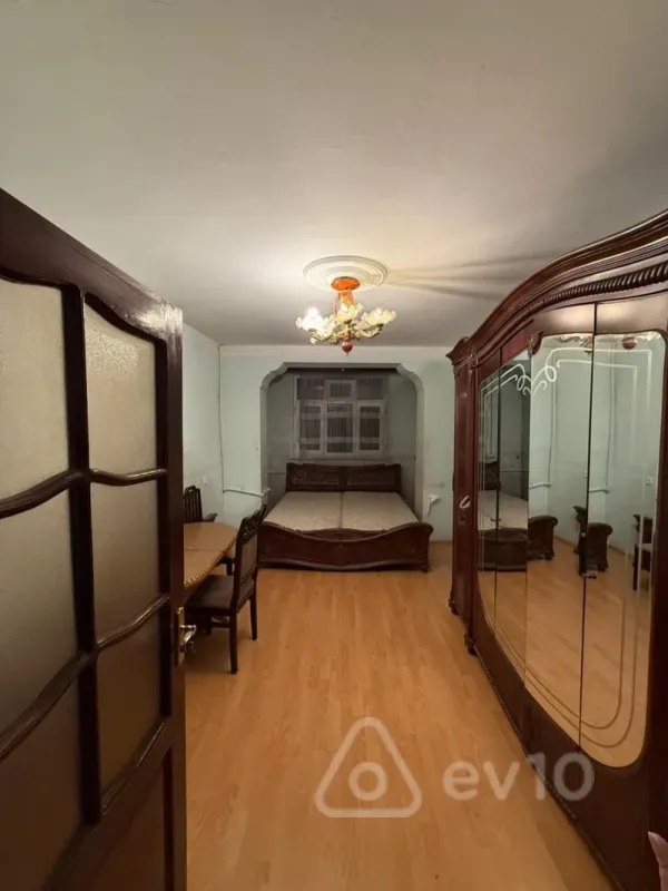 Kirayə verilir 2 otaqlı köhnə tikili 60 m²