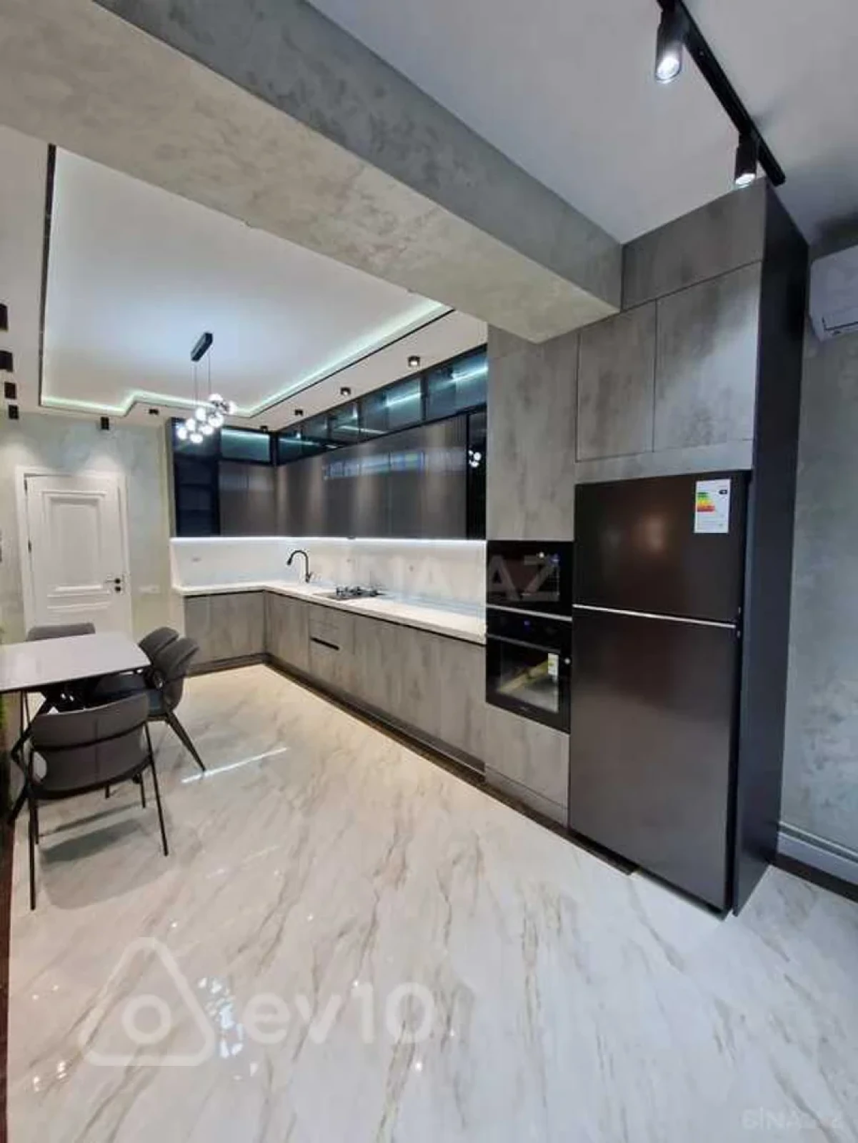 Kirayə verilir 3 otaqlı yeni tikili 140 m²