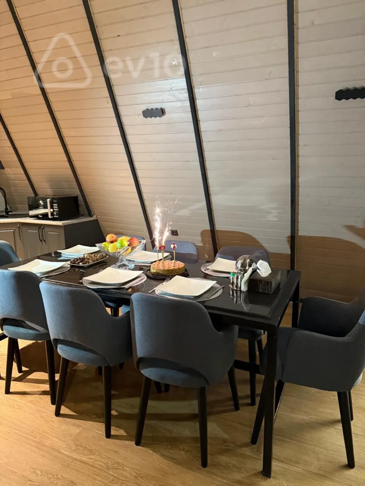 Kirayə verilir 4 otaqlı mənzil 300 m²