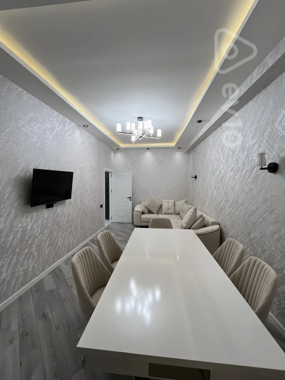 Kirayə verilir 3 otaqlı yeni tikili 140 m²
