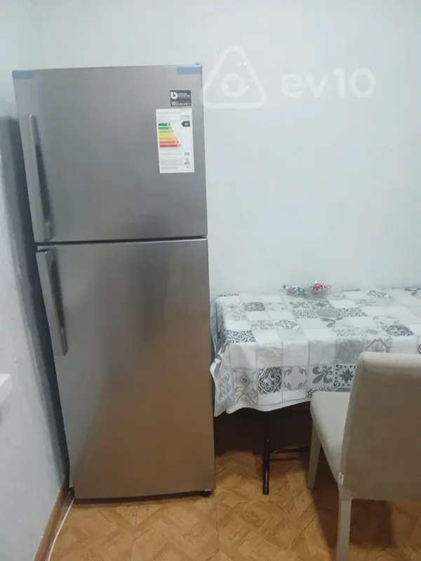 Kirayə verilir 3 otaqlı köhnə tikili 90 m²
