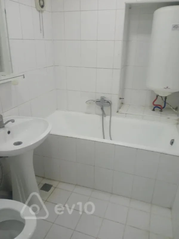 Kirayə verilir 3 otaqlı köhnə tikili 90 m²