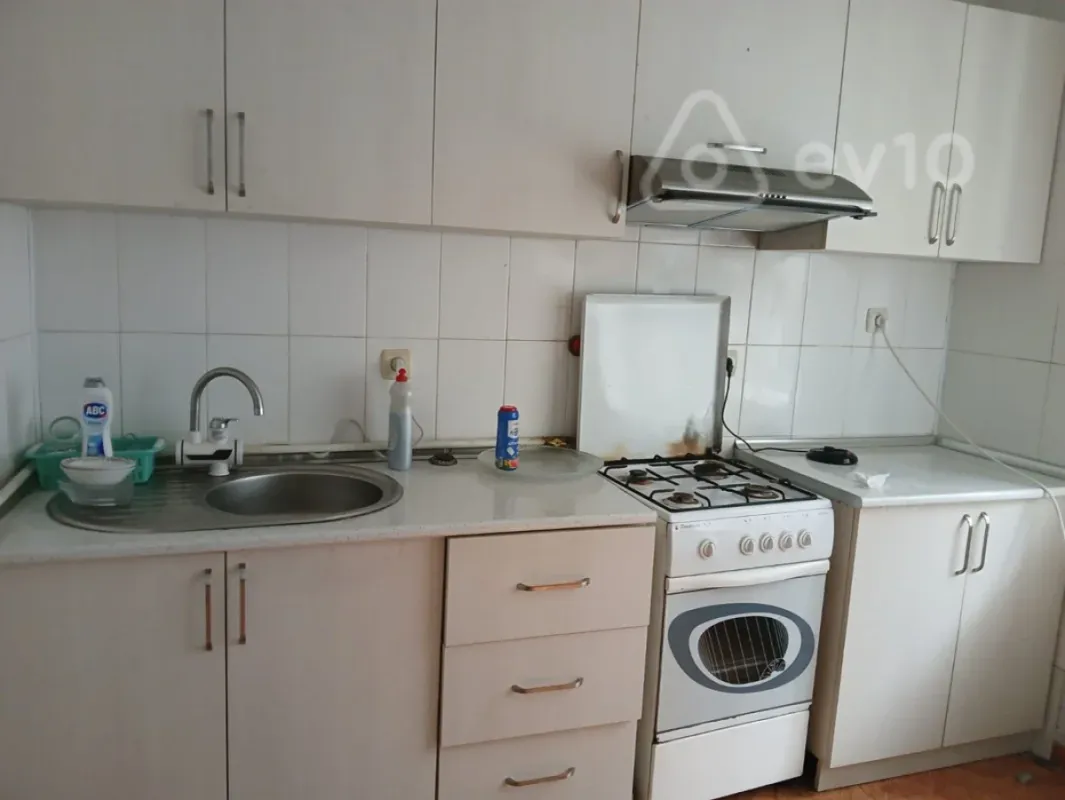 Kirayə verilir 3 otaqlı köhnə tikili 90 m²