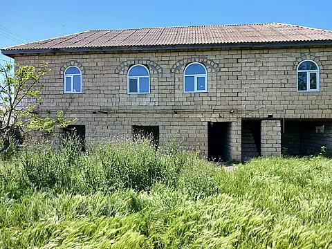 Satılır 5 otaqlı həyət evi 251 m²