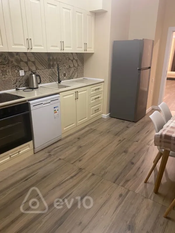 Kirayə verilir 3 otaqlı yeni tikili 130 m²