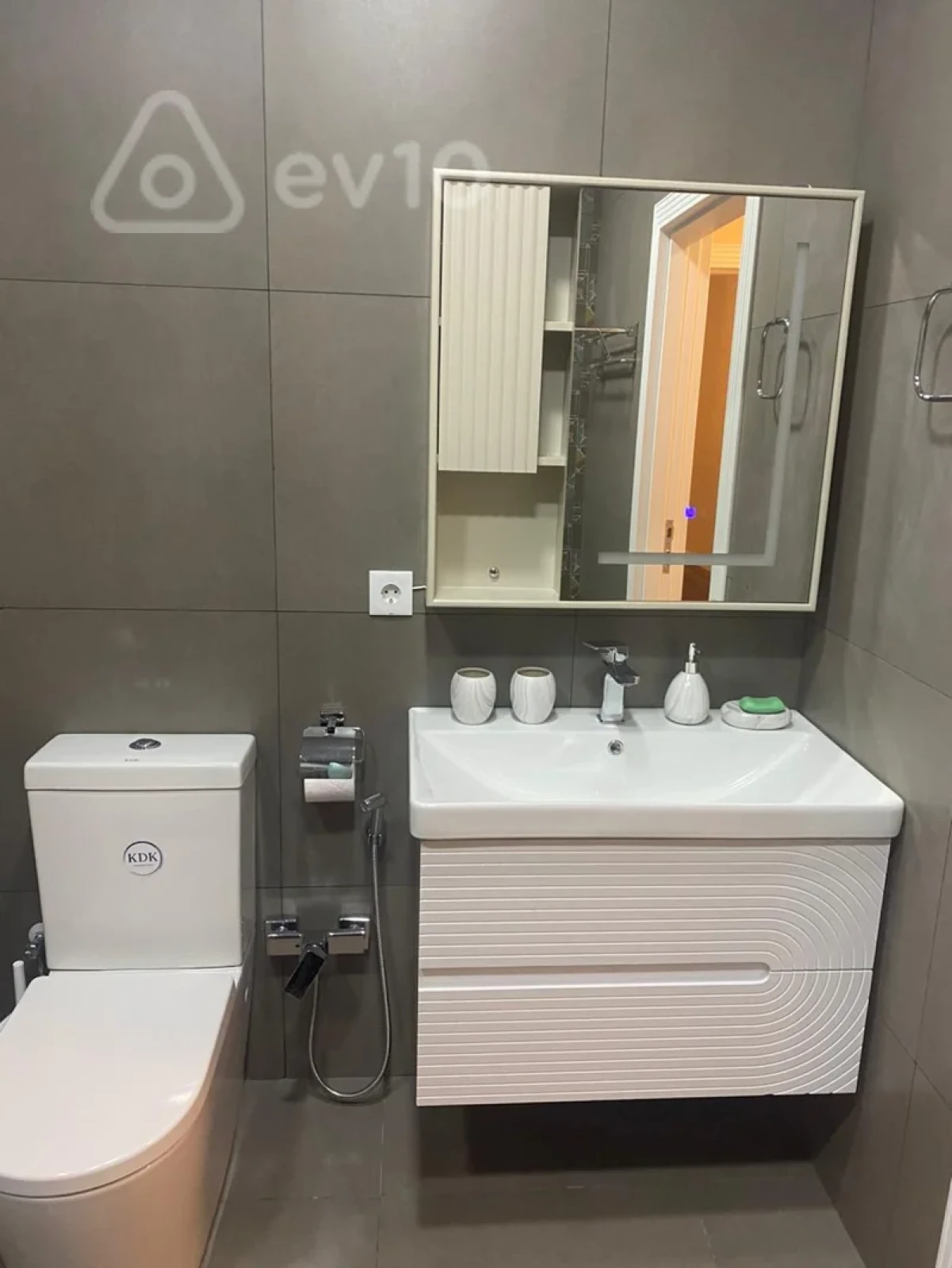 Kirayə verilir 3 otaqlı yeni tikili 130 m²